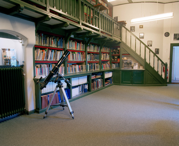 843525 Interieur van de Sterrenwacht (Zonnenburg 2) te Utrecht: de bibliotheek.